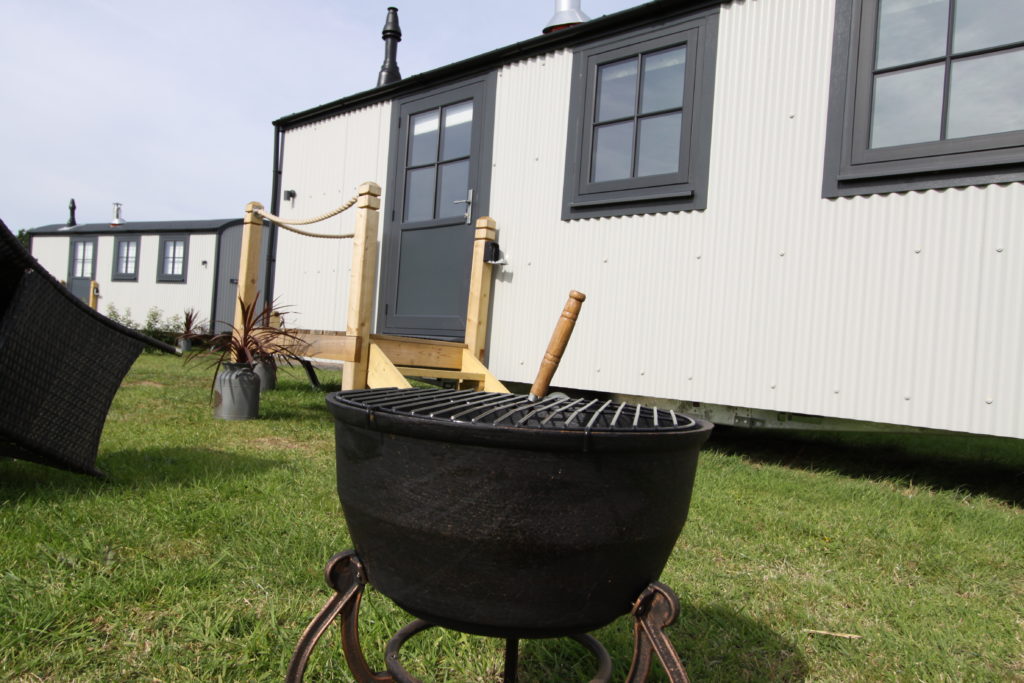 Suffolk Hut Outdoor Seating with Fire Pit/BBQ